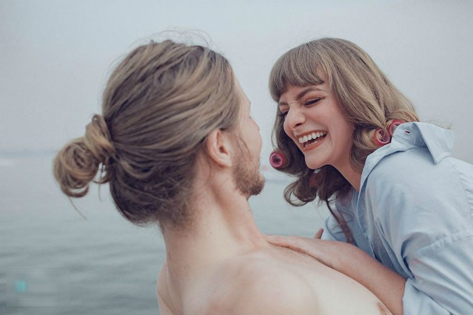 Bộ ảnh tình yêu đầy lãng mạn của cặp đôi nước ngoài chụp tại Hà Nội - 3 Mới đây trên mạng xã hội, một bộ ảnh của cặp đôi người nước ngoài được lan truyền mạnh mẽ. Điểm gây chú ý của bộ ảnh chính là khung cảnh vốn quen thuộc của Hà Nội bỗng nhiên trở nên lãng mạn, hữu tình đến như vậy.