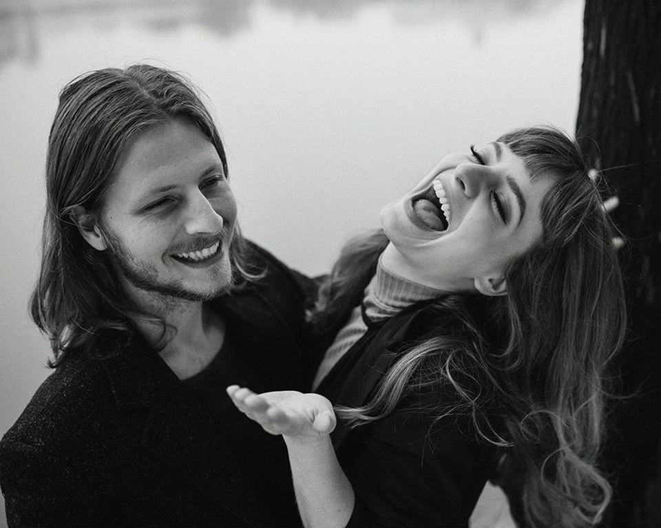 Bộ ảnh tình yêu đầy lãng mạn của cặp đôi nước ngoài chụp tại Hà Nội - 2 Không khó để tìm thấy các địa danh quen thuộc như hồ Gươm, hồ Tây, Nhà thờ Lớn... xuất hiện trong những tấm hình của họ, thậm chí nhiều người còn lựa chọn địa điểm này là nơi chụp ảnh cưới, chụp ảnh kỷ niệm tình yêu.