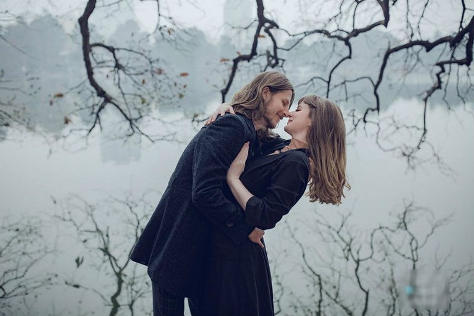 Bộ ảnh tình yêu đầy lãng mạn của cặp đôi nước ngoài chụp tại Hà Nội - 1 Hà Nội là một trong những địa điểm được hầu hết du khách nước ngoài ghé thăm khi tới du lịch tại Việt Nam. Mỗi góc nhỏ, từng con phố đều mang một nét đẹp riêng được lòng du khách.