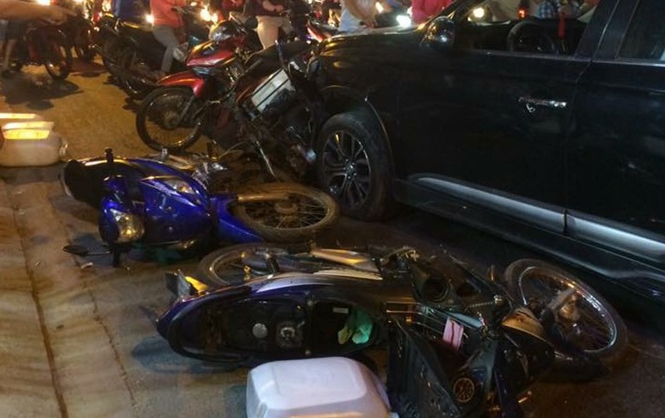 Ô tô nổ lốp tông hàng loạt xe máy - 1 Hiện trường vụ tai nạn