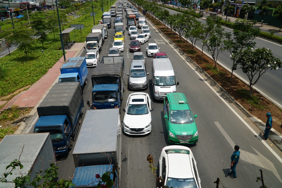 Xe ben lật nhào, suýt đè 2 ô tô đang dừng chờ đèn đỏ - 3 Giao thông bị ùn ứ