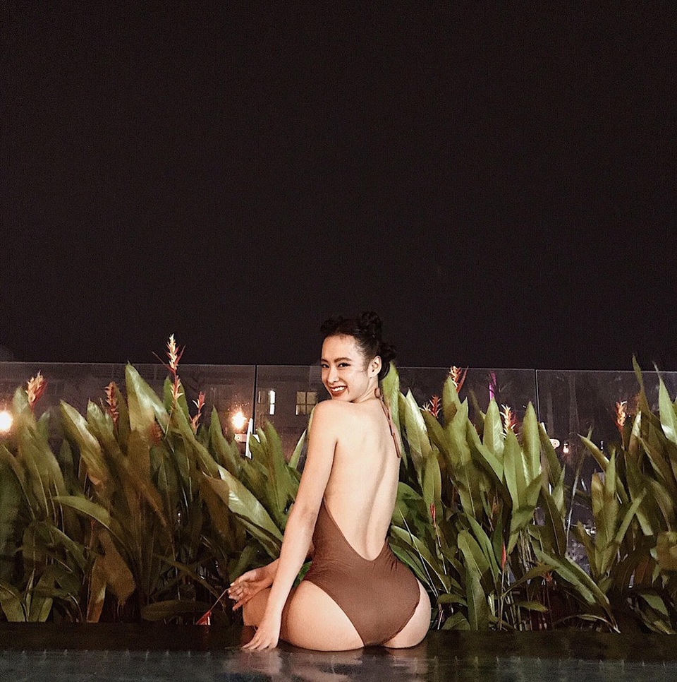 Liên tục khoe siêu vòng 3 dù bị “mỉa mai”, Angela Phương Trinh muốn chứng tỏ gì? - 4 “Bà mẹ nhí” thường xuyên khoe thân cùng vòng hông quả táo trong những bộ áo tắm ôm sát...
