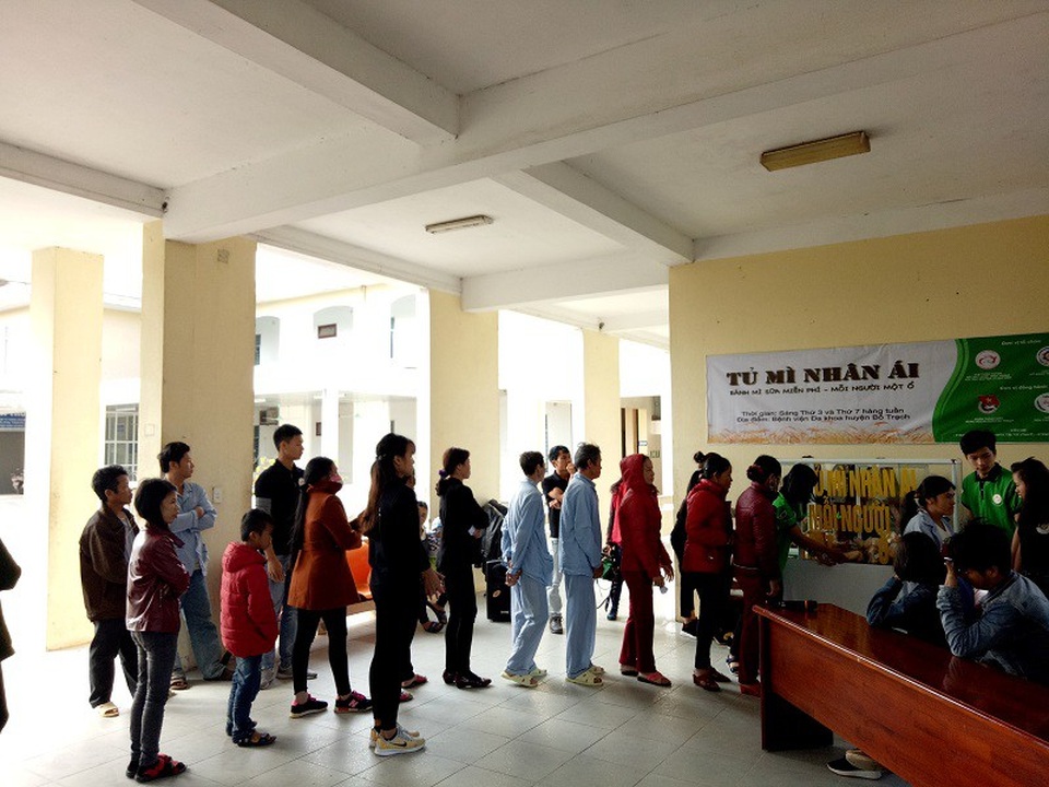 Tủ bánh mì nhân ái được đặt tại Bệnh viện Đa khoa huyện Bố Trạch