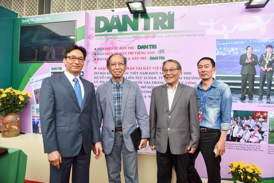 Khai mạc Hội báo toàn quốc 2018 - 5
Phó Thủ tướng Vũ Đức Đam thăm gian báo Dân trí.