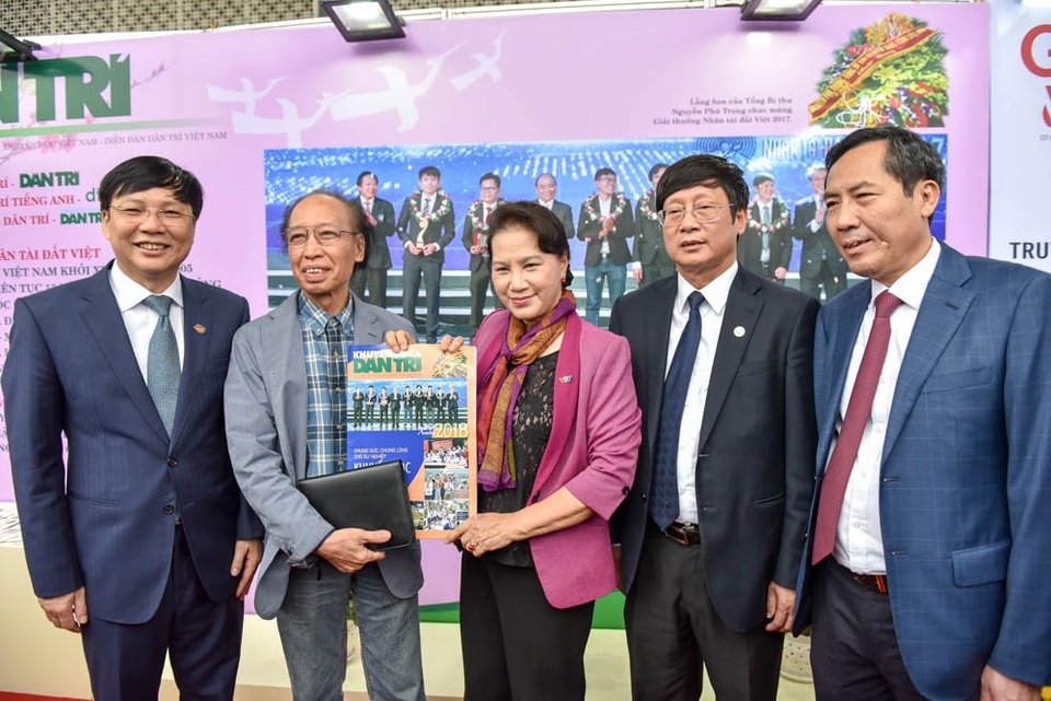 Chủ tịch Quốc hội thăm gian trưng bày báo Dân trí tại Hội báo 2018 - 2
Chiều 16/3, Chủ tịch Quốc hội Nguyễn Thị Kim Ngân đến tham quan gian trưng bày Báo Dân trí
