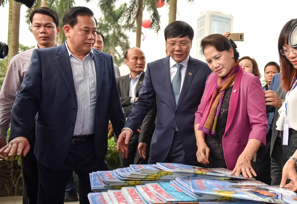 Chủ tịch Quốc hội thăm gian trưng bày báo Dân trí tại Hội báo 2018 - 4 Chiều 16/3, Chủ tịch Quốc hội Nguyễn Thị Kim Ngân tới tham quan các gian trưng bày tại Hội báo toàn quốc 2018