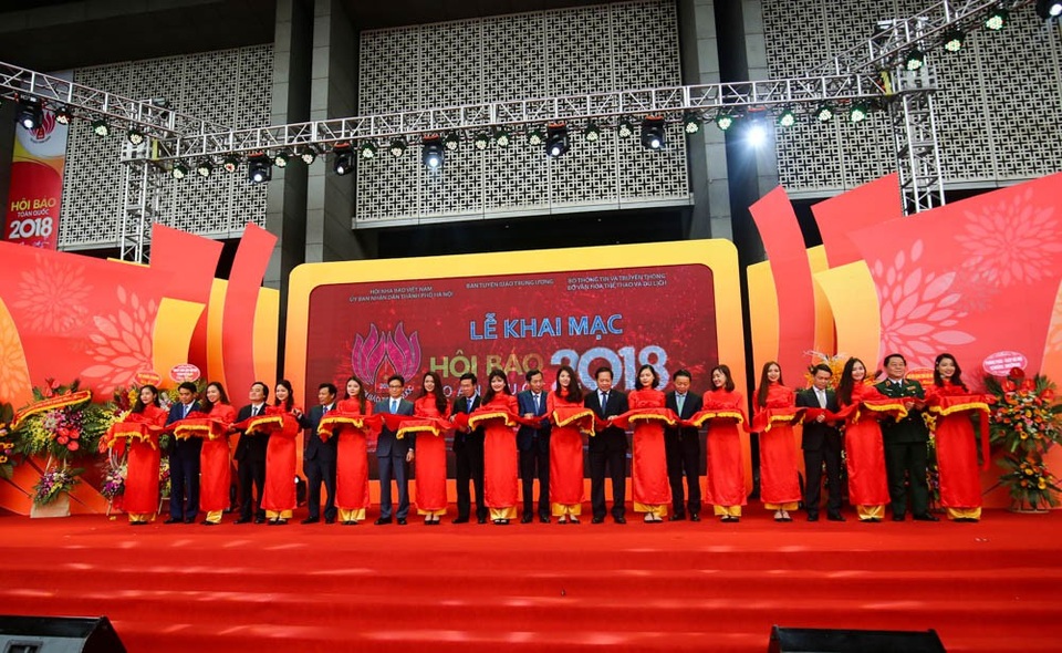 Khai mạc Hội báo toàn quốc 2018 - 7
Cắt băng khai mạc.