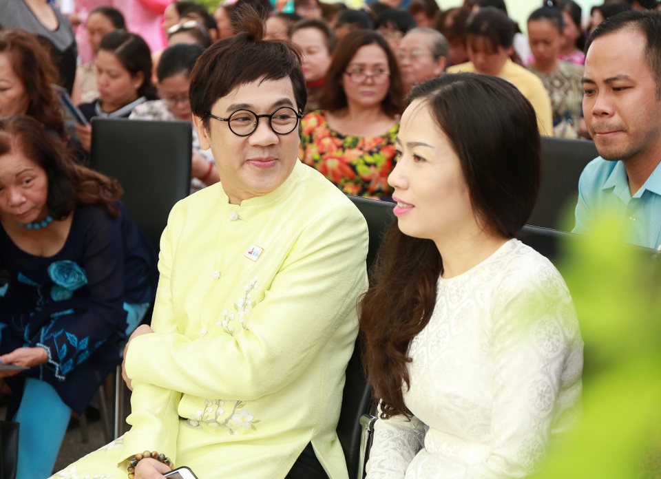 Nghệ sĩ Thành Lộc từng ngại mặc áo dài vì nhìn "yếu yếu" - 2 Nghệ sĩ Thành Lộc chia sẻ nhiều điều thú vị quanh chiếc áo dài Việt