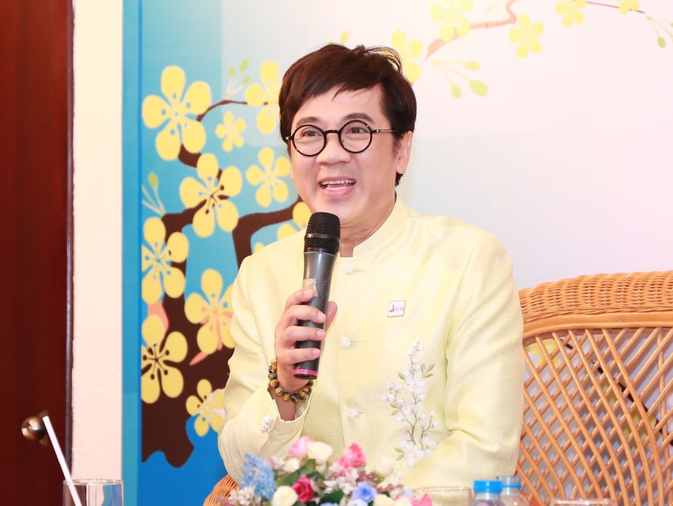 Nghệ sĩ Thành Lộc từng ngại mặc áo dài vì nhìn "yếu yếu" - 1 Nghệ sĩ Thành Lộc từng ngại mặc áo dài vì nhìn "yếu yếu" - 1