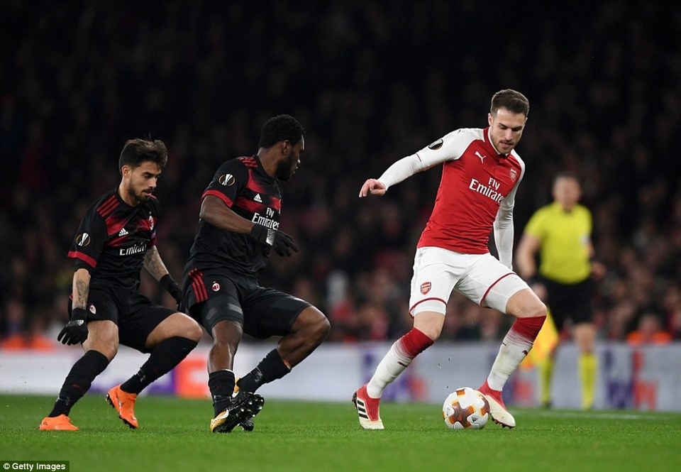 
Ramsey trong tình huống vượt qua Frank Kessie và Suso bên phía AC Milan
