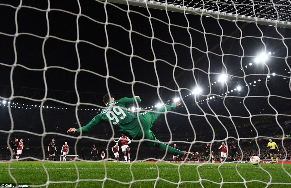 
Cuối hiệp 1, Welbeck gỡ hòa 1-1 cho Arsenal sau quả phạt đền chính xác
