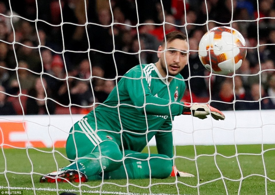 
Thủ thành Donnarumma không thể giúp Milan tránh được trận thua nặng nề
