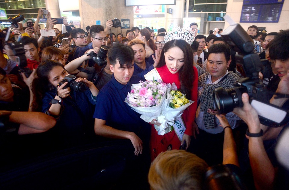 Sân bay như “vỡ trận” khi hoa hậu chuyển giới Hương Giang về nước - 7
Hương Giang di chuyển khó khăn khi người hâm mộ và giới truyền thông bủa vây