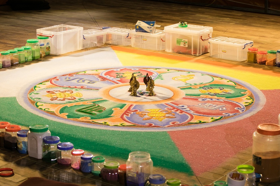 Tranh Mandala Phật Quan Âm bằng ngọc đá quý lập kỷ lục Việt Nam - 2 Toàn cảnh bức tranh Mandala Phật Quan Âm Đại Bi Thiên Thủ Thiên Nhãn có đường kính lên tới 9m do 20 vị cao tăng đến từ vùng Himalaya trực tiếp thực hiện