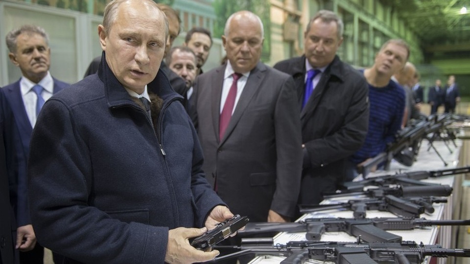 Tổng thống Putin từng suýt làm tài xế taxi - 2
Ông Putin từng đi ngủ với súng gối đầu giường. (Ảnh minh họa: Sputnik)