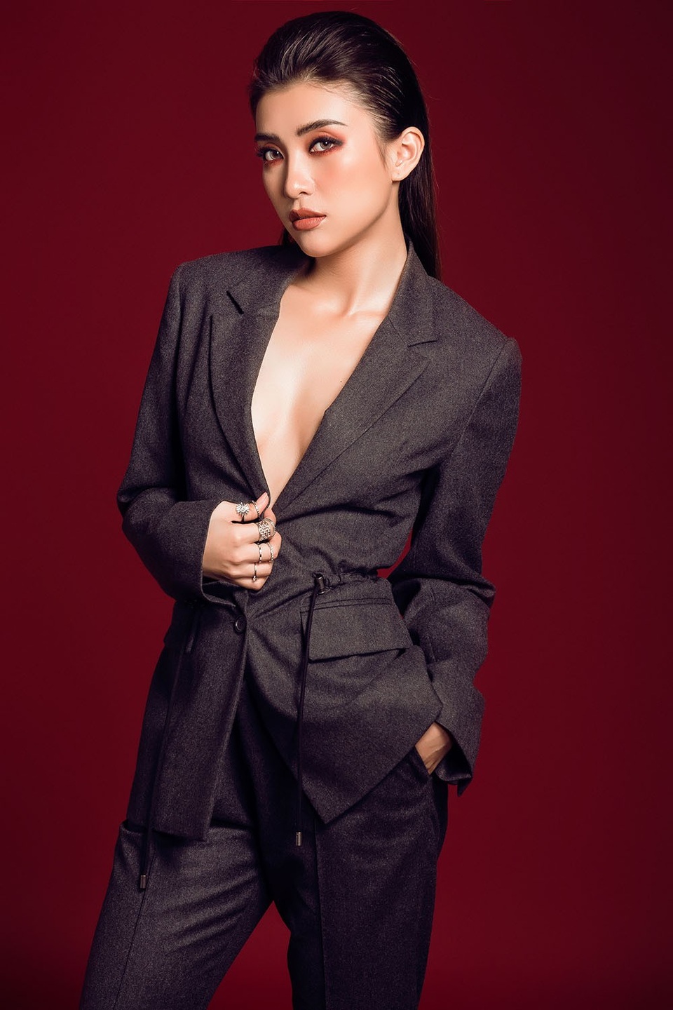 Để thể hiện chất riêng của mình, Tiêu Châu Như Quỳnh cũng đã không ngần ngại đề xuất “thả rông” với suit để tạo một nét riêng mạnh mẽ của bản thân.
