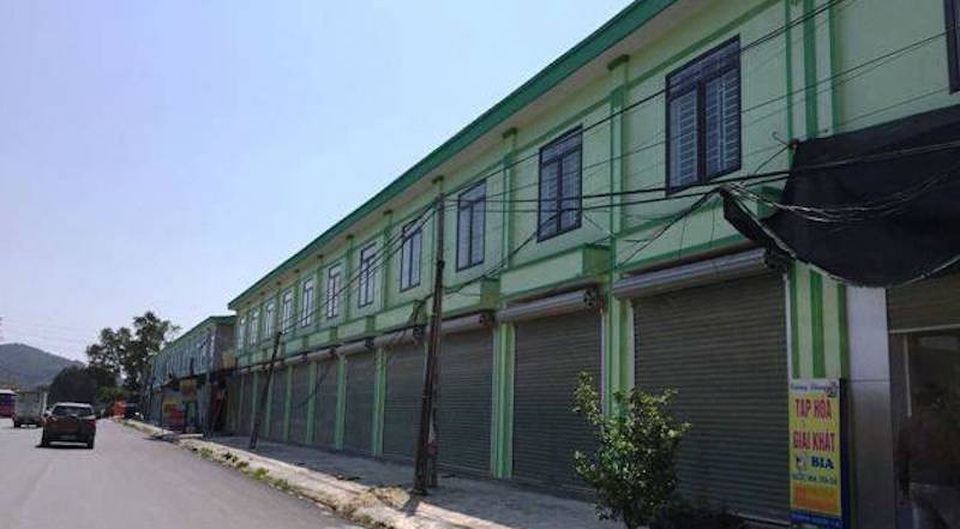 Bắc Giang: Doanh nghiệp phạm pháp, chính quyền cảnh báo người dân không “mắc bẫy”! - 1
Dàn ki ốt trái phép của doanh nghiệp rao bán được UBND huyện Việt Yên lập tức cảnh báo người dân.