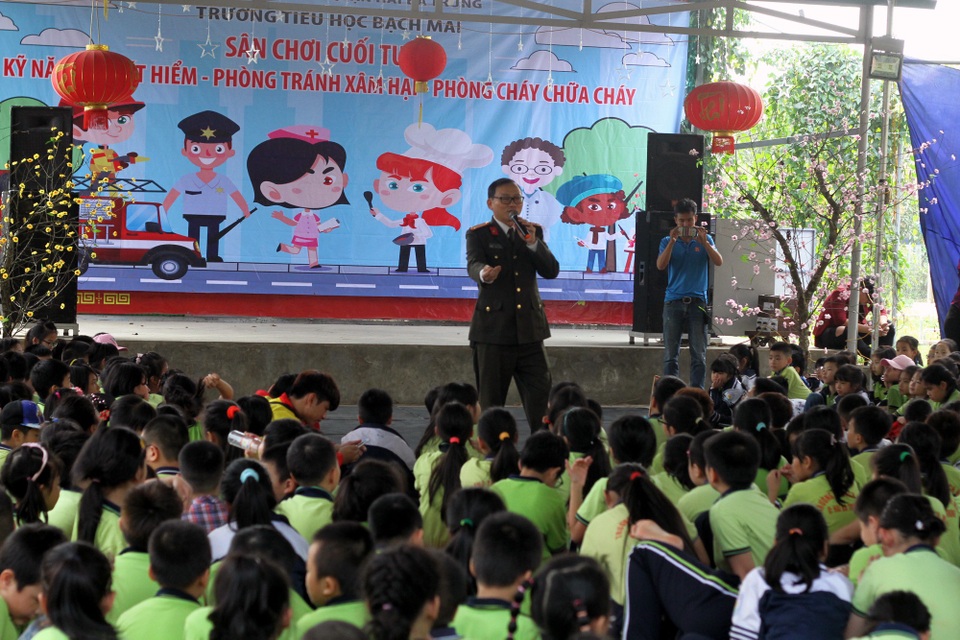 Chuyên gia “mách” những kỹ năng phòng chống xâm hại tình dục trẻ em - 1 Trung tá Đào Trung Hiếu hướng dẫn các em học sinh những kiến thức cần thiết để phòng chống xâm hại tình dục.