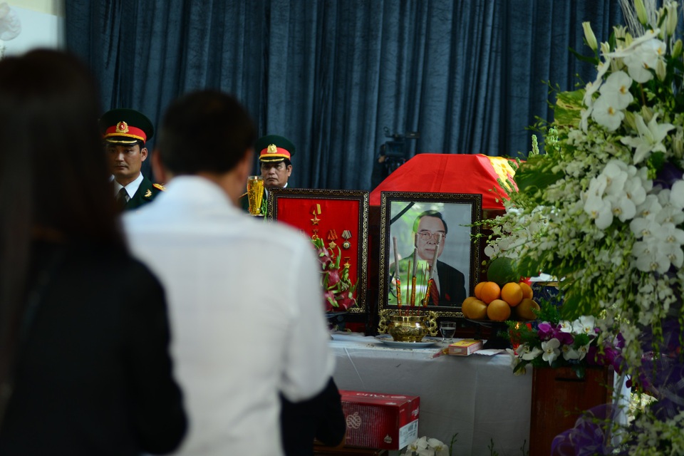 Nguyên Thủ tướng Phan Văn Khải - Người chịu nghe, nghe thật tình... - 1
Công tác chuẩn bị tang lễ còn đang tiến hành, rạp chưa dựng xong, nhưng đã có hàng ngàn người đến viếng ông
