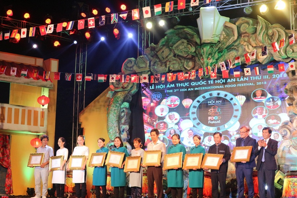 Bế mạc liên hoan ẩm thực quốc tế Hội An lần 3 - 1 Đại diện các nhà hàng tham gia lễ hội nhận kỷ niệm chương từ chương trình