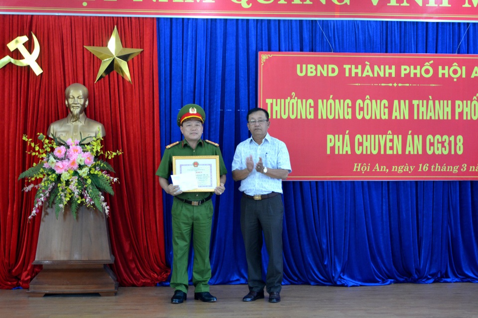 Bắt 2 đối tượng cướp tài sản du khách nước ngoài - 2 Lãnh đạo TP Hội An thưởng nóng cho Công an TP Hội An