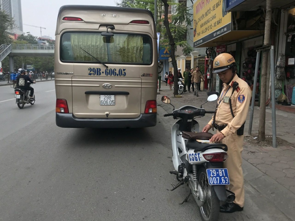 Hà Nội: Xe chở 9 người nước ngoài mắc kẹt trên cầu vượt - 1 Chiếc xe khách 29 chỗ không thể qua cầu vượt Thái Hà - Chùa Bộc.