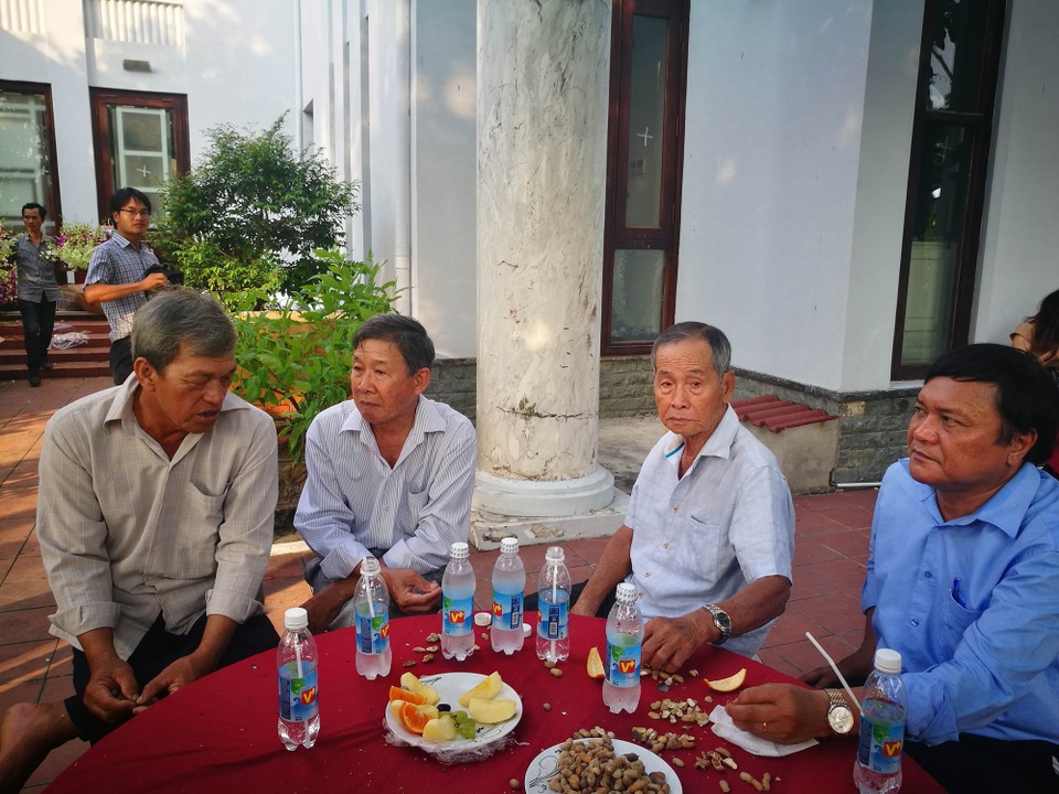 Nguyên Thủ tướng Phan Văn Khải - Người chịu nghe, nghe thật tình... - 5
Người thân, hàng xóm có mặt ở lễ tang từ sáng 17/3