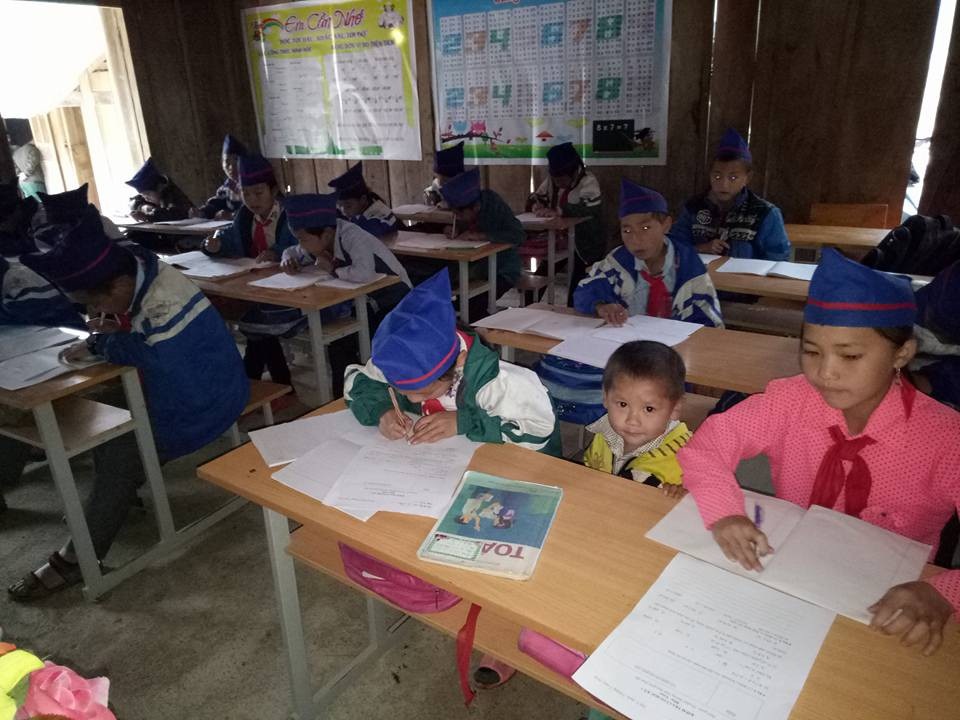 "Lại đây thầy bồng để cho chị học bài" - 2 Đến lớp học, chị vừa học vừa chăm em...