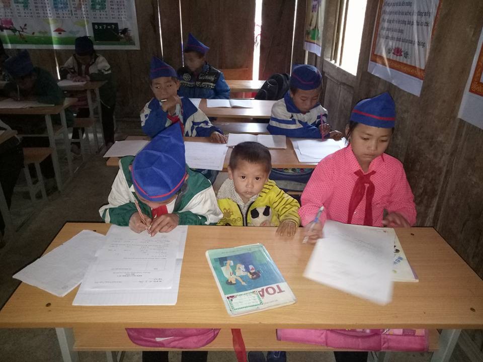 "Lại đây thầy bồng để cho chị học bài" - 1 Bố mẹ đi làm rẫy, em theo chị đến lớp...