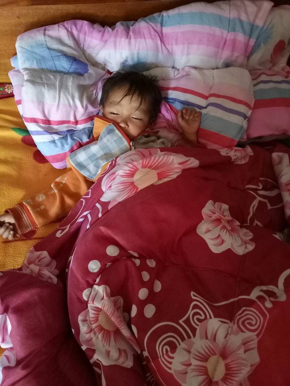 "Lại đây thầy bồng để cho chị học bài" - 6 Tuy nhiên, sau đó đứa bé cũng được thầy Hiệp khuất phục rồi bế vào giường mình cho nằm ngủ ngon giấc để chị tiếp tục học bài.
