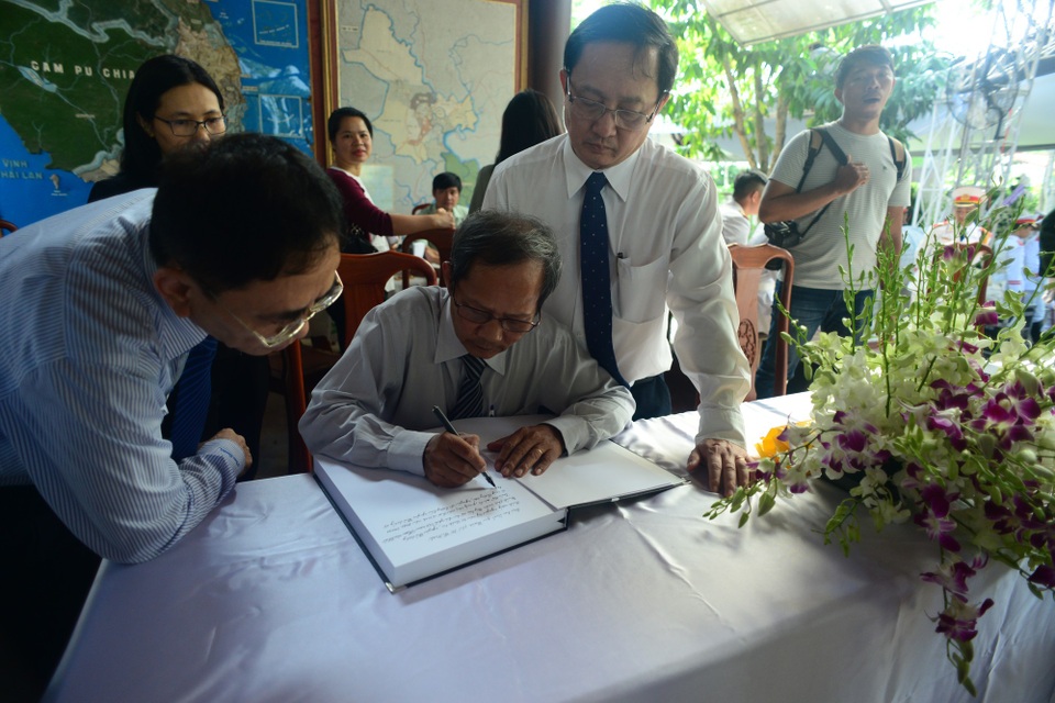 Nguyên Thủ tướng Phan Văn Khải - Người chịu nghe, nghe thật tình... - 2
Những dòng chia sẻ cho người lãnh đạo đã mất
