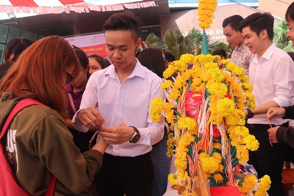 Du học sinh Lào mang Tết của "đất nước triệu Voi" đến Đà Nẵng - 4 Tục thắt chỉ cổ tay thường được người Lào thực hiện trong dịp Tết cổ truyền hay những sự kiện đặc biệt với lời cầu chúc may mắn