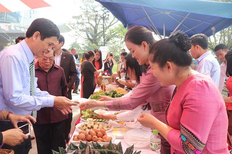 Du học sinh Lào mang Tết của "đất nước triệu Voi" đến Đà Nẵng - 5 Người dân và du khách đến Đà Nẵng thưởng thức ẩm thực Lào trong Ngày hội