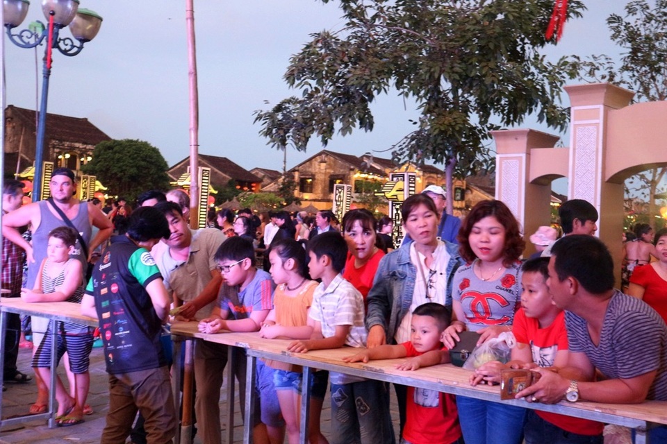 Bế mạc liên hoan ẩm thực quốc tế Hội An lần 3 - 6 Đông đảo người dân và du khách đến ủng hộ các quầy ẩm thực đại diện các quốc gia trước khi kết thúc tuần lễ ẩm thực quốc tế Hội An 2018
