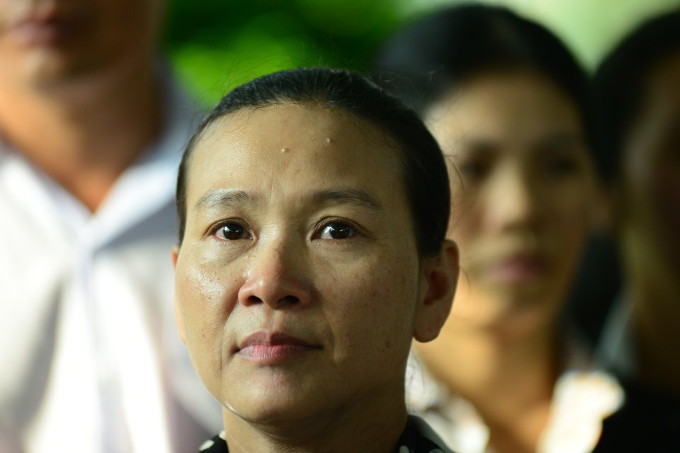 Nguyên Thủ tướng Phan Văn Khải - Người chịu nghe, nghe thật tình... - 7
Cô Phương Thảo, chuyên viên Phòng Giáo dục Đào tạo huyện Củ Chi, nén nước mắt khi đến thăm Bác Sáu