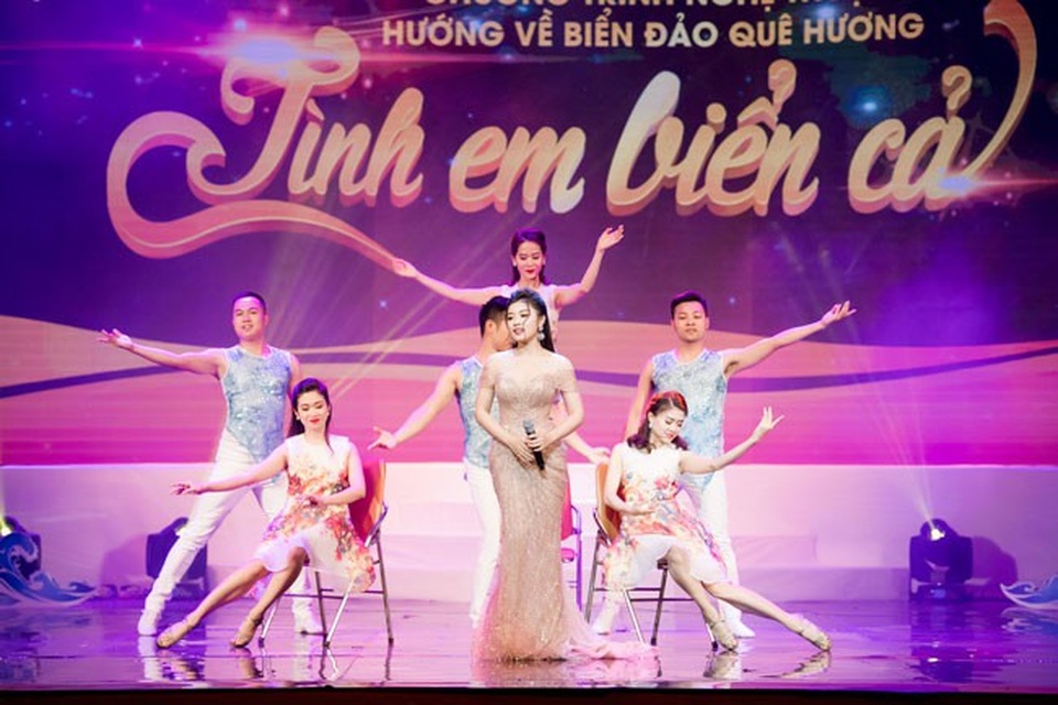 Sao Mai Bích Hồng – Thu Hằng ngọt ngào hát tình ca về biển - 7 Đây là lần thứ 2 Quán quân Sao Mai 2015 dòng Dân gian thể hiện “Chuyện tình của biển” trên sân khấu.