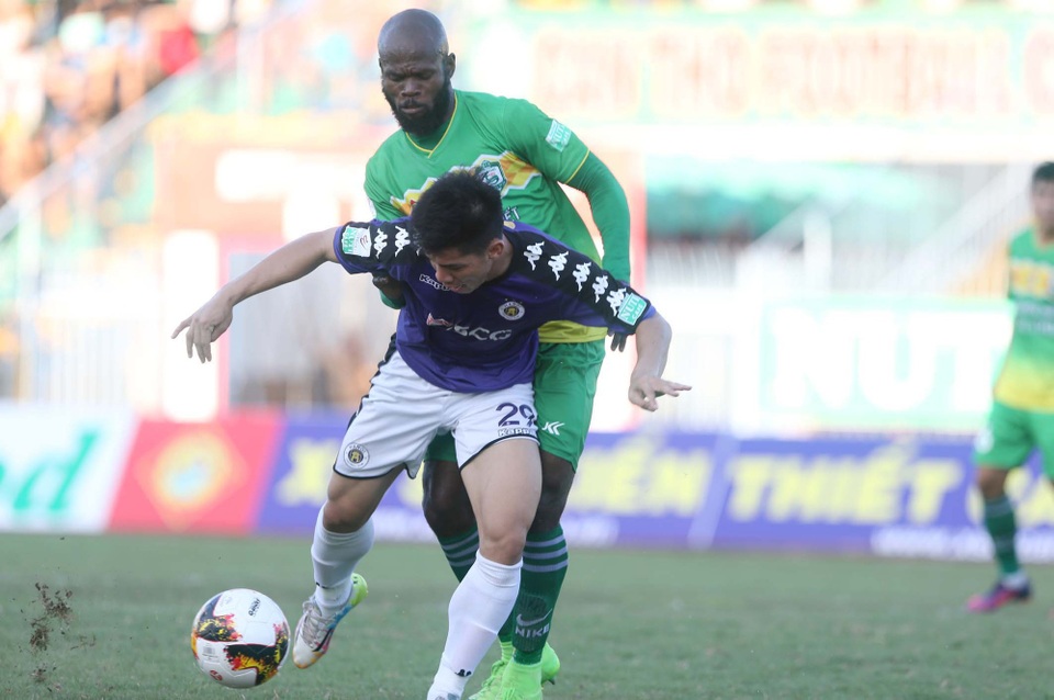 Quang Hải đá chính, CLB Hà Nội lên ngôi đầu bảng V-League - 2 Ngân Văn Đại (29) thi đấu khá năng nổ nơi tuyến trên, gây sức ép cho hàng thủ Cần Thơ (ảnh: Anh Hải)