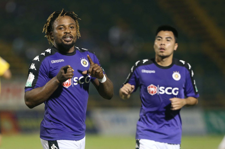 Quang Hải đá chính, CLB Hà Nội lên ngôi đầu bảng V-League - 4 Oseni lập cú đúp vào lưới đội bóng đất Tây Đô (ảnh: Anh Hải)