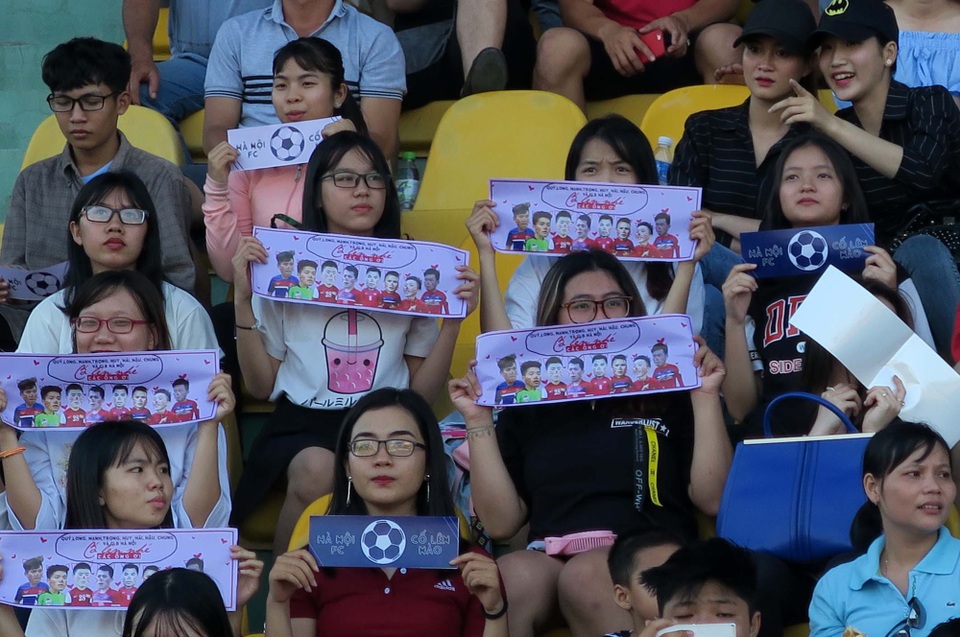 Quang Hải đá chính, CLB Hà Nội lên ngôi đầu bảng V-League - 3 Nhiều CĐV nữ trên sân ủng hộ các tuyển thủ U23 Việt Nam đang khoác áo CLB Hà Nội (ảnh: Anh Hải)