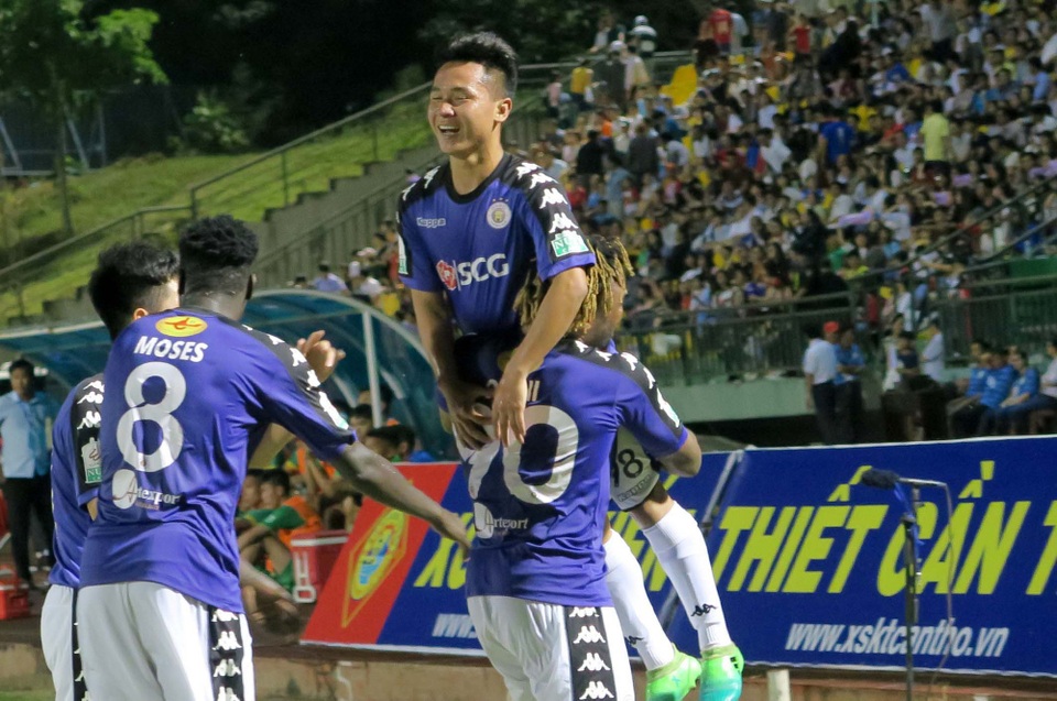 Quang Hải đá chính, CLB Hà Nội lên ngôi đầu bảng V-League - 5 CLB Hà Nội tạm lên dẫn đầu V-League sau 2 lượt trận đầu tiên (ảnh: Anh Hải)