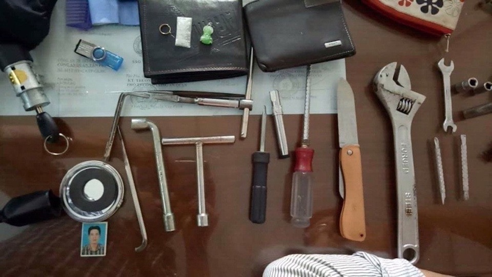 2 tên cướp dùng dao đâm cảnh sát khi bị truy đuổi - 4 Những đồ nghề phá khoá xe máy được công an thu giữ trên người 2 đối tượng