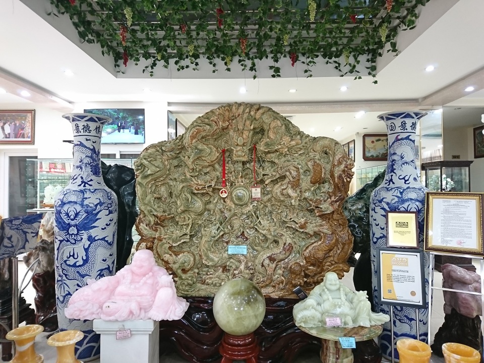 Cận cảnh bức tranh ngọc tạc 9 con rồng lớn nhất châu Á của đại gia Thái Nguyên - 1 Bức tranh cao 1m8 và nặng 5 tấn do những nghệ nhân bậc thầy của Đài Loan chạm khắc