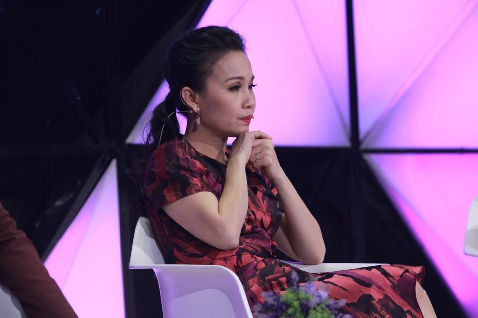 Trấn Thành “nghẹn lời” trước cô giáo hát vì bạn mắc bệnh hiểm nghèo - 7 Những phút giây lắng đọng của giám khảo Nhật Tinh Anh và Cẩm Ly.