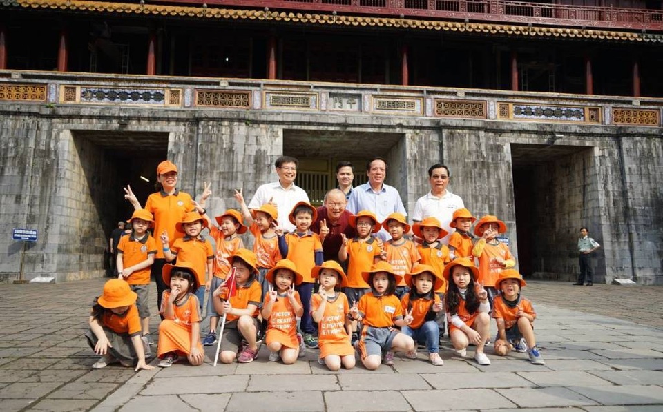 HLV Park Hang Seo thích thú tham quan Đại Nội Huế - 1 HLV Park Hang Seo thích thú tham quan Đại Nội Huế - 1
