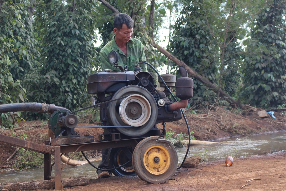 Người dân trắng đêm "giành"... nước tưới - 6 Những chiếc máy nổ dùng để tưới cà phê, tiêu