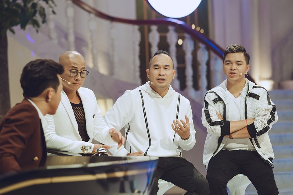 Đức Trí “bày mưu tán gái”, tiết lộ danh sách số điện thoại các chân dài - 2 Anh Tuấn MTV (thứ 2 từ phải sang) từng nghĩ nhiều đến việc nhờ cậy phẫu thuật thẩm mỹ.