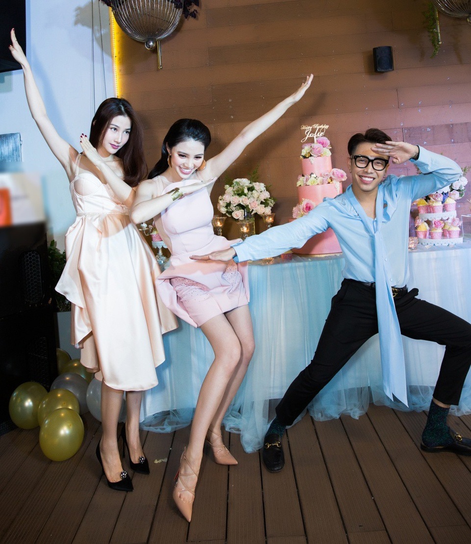 Jolie Nguyễn, Diễm My 9x và stylist Hoàng Ku bắt kịp xu hướng chụp hình cực hot trong giới trẻ mang tên dab.