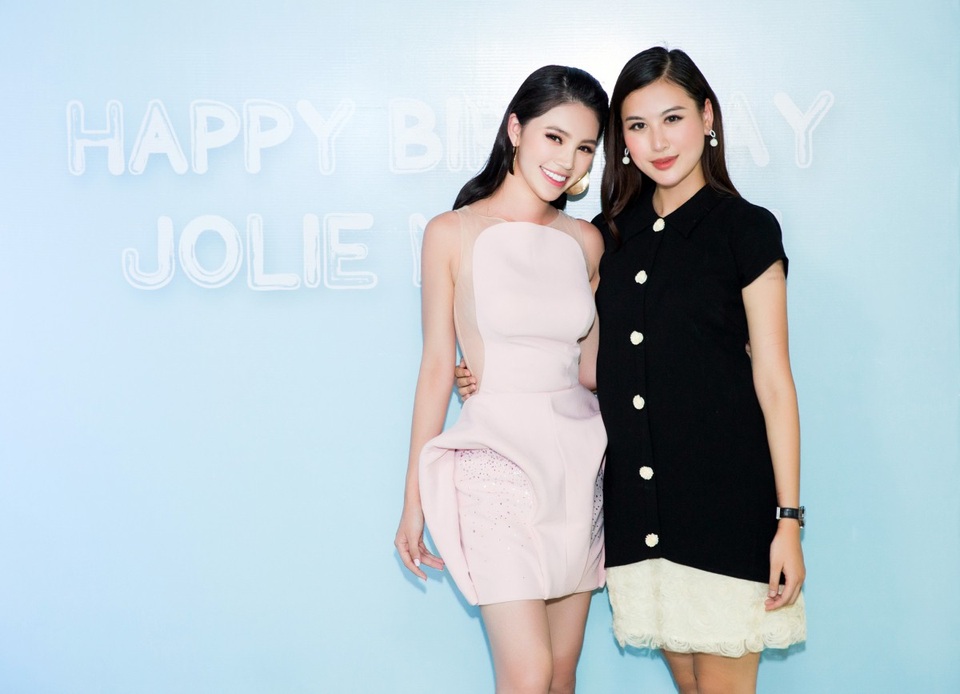 Jolie Nguyễn và Hà Lade chơi chung trong một nhóm những cô nàng với phong cách sang chảnh của showbiz Việt như: Kỳ Duyên, Jolie Nguyễn, Diệp Lâm Anh, Hà Lade.