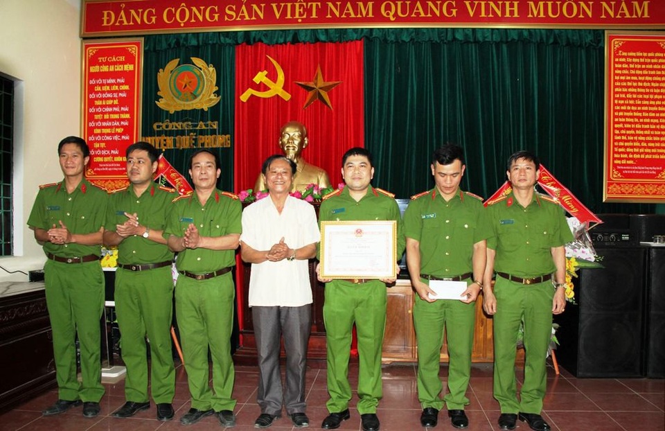 Bắt giữ 2 đối tượng mang 3kg ma túy đá , 2.000 viên ma túy - 1 Ông Lữ Đình Thi - Bí thư Huyện ủy Quế Phong trao thưởng cho ban chuyên án.