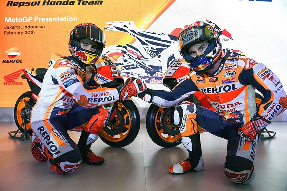 Mùa giải MotoGP 2018 sẽ phát sóng bằng tiếng Việt - 3
Mùa giải năm nay, đội đua Repsol Honda Team vẫn có hai gương mặt quen thuộc là Dani Pedrosa và Marc Marquez - đương kim vô địch mùa giải 2017 (sau ngôi vị cao nhất vào các năm 2013, 2014 và 2016).